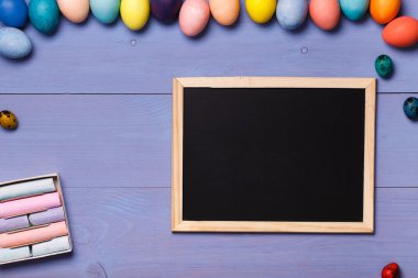 Ahşap çalışma alanı üzerinde Paskalya yumurtaları