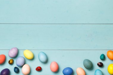 Ahşap çalışma alanı renkli yumurta ile