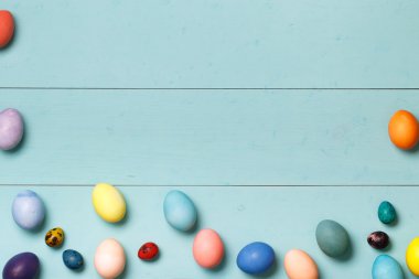 Ahşap çalışma alanı renkli yumurta ile