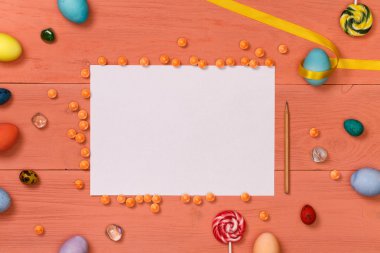 Paskalya yumurtaları ve dekoratif topları