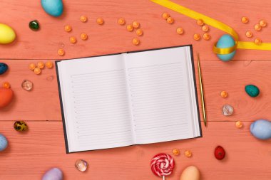 Paskalya yumurtaları ve dekoratif topları