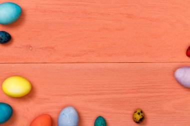 Ahşap çalışma alanı renkli yumurta ile