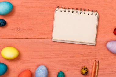 Ahşap çalışma alanı üzerinde Paskalya yumurtaları