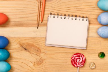 Ahşap çalışma alanı üzerinde Paskalya yumurtaları