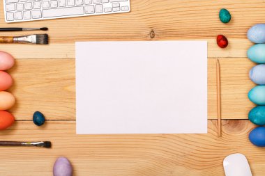 Ahşap çalışma alanı üzerinde Paskalya yumurtaları