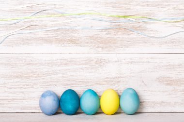 Ahşap çalışma alanı renkli yumurta ile