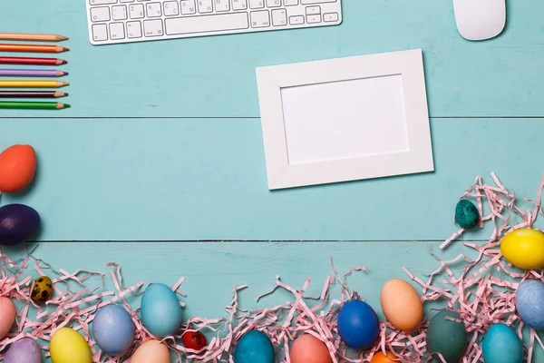 Uova di Pasqua con strumenti di pittura — Foto Stock