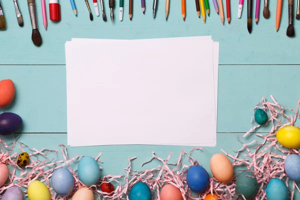 Ovos de Páscoa com ferramentas de pintura — Fotografia de Stock