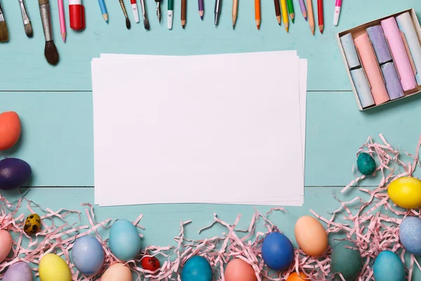 Huevos de Pascua con herramientas de pintura — Foto de Stock