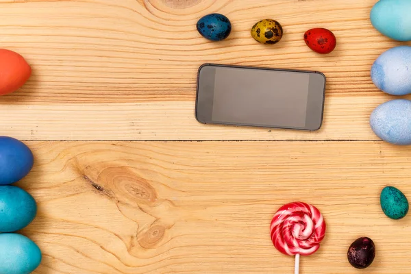 Easter eggs and smartphone — Stock Photo, Image