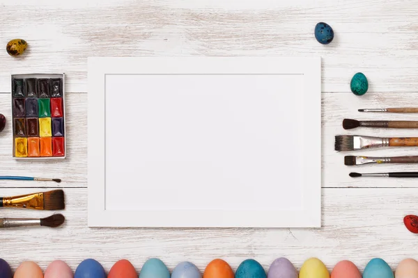 Uova di Pasqua con strumenti di pittura — Foto Stock