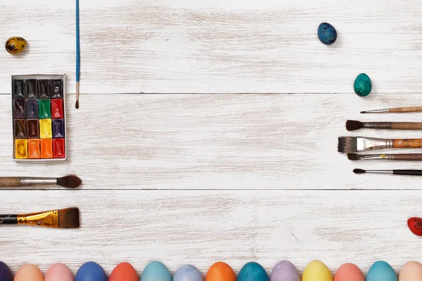 Œufs de Pâques avec outils de peinture — Photo