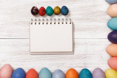 Ahşap çalışma alanı üzerinde Paskalya yumurtaları