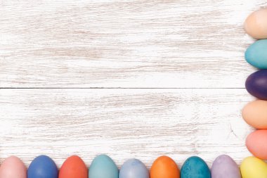 Ahşap çalışma alanı renkli yumurta ile