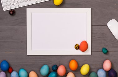 Ahşap çalışma alanı üzerinde Paskalya yumurtaları