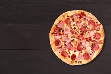 Lezzetli pizza ahşap masa üzerinde
