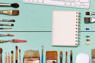 Klavye ile sanat işyeri üst görünümü