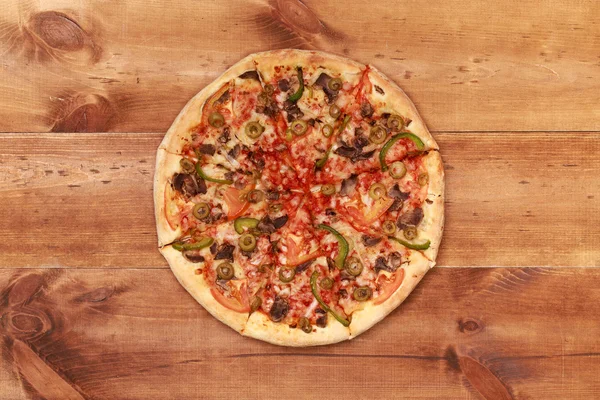 Vynikající pizza na dřevěný stůl — Stock fotografie