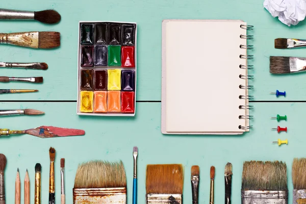 Vista dall'alto del luogo di lavoro artistico — Foto Stock