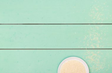 Masada bir kapta çiğ pirinç