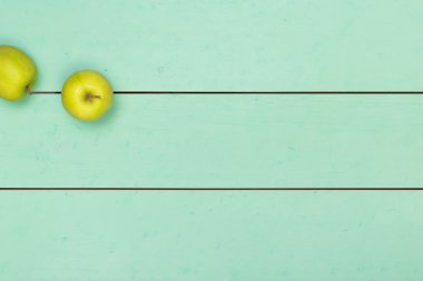 Nane ahşap masa üzerinde olgunlaşmış taze elma