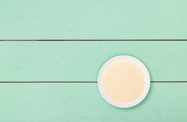 Masada bir kapta çiğ pirinç