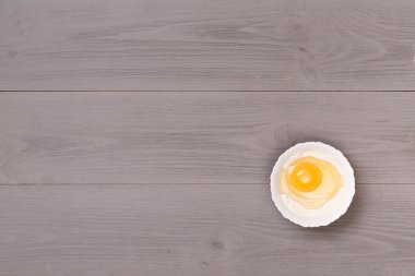 Yumurta ve un ahşap bir masa üzerinde