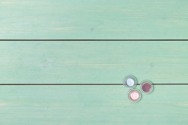 Kozmetik. Üç renkli kaptırdın