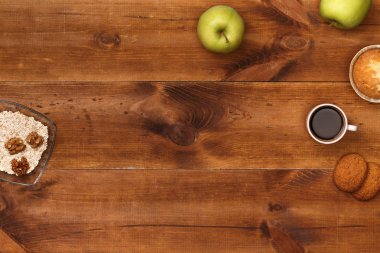 yemek pişirmek için masada yemek