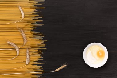 makarna yemek için ahşap masa üzerinde yumurta