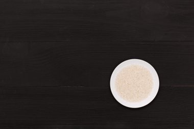 Masada bir kapta çiğ pirinç