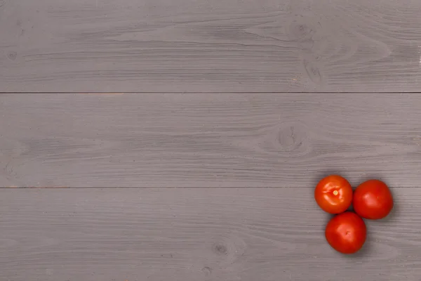 Tomates maduros y brillantes en la mesa — Foto de Stock