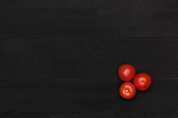 Tomates maduros y brillantes en la mesa — Foto de Stock