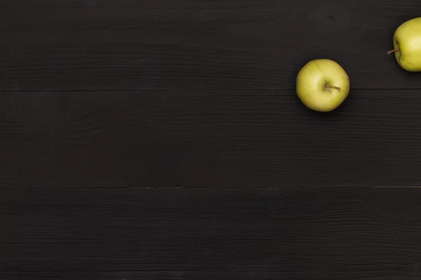 Manzanas frescas maduras en mesa de madera oscura — Foto de Stock