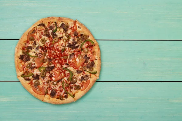 Deliziosa pizza sul tavolo di legno — Foto Stock