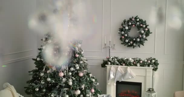 Christmas tree decorations in the room. Amazing flashing garland radiating christmas spirits and mood. Room with christmas and new year interior decoration. Green tree decorated with — Stock Footage Christmas tree decorations in the room. Amazing flashing garland radiating christmas spirits and mood. Room with christmas and new year interior decoration. Green tree decorated with Stock Video