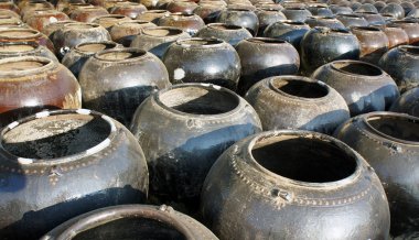 Myanmar satırlardaki duran büyük kil tencere