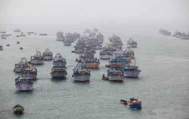 balıkçı tekneleri siste, yollarda ayakta vurdu içinde Hindistan, Kerala schata Aralık 2013 yılında