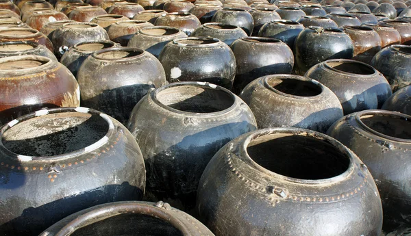 Stora lerkrukor står i rader i Myanmar — Stockfoto