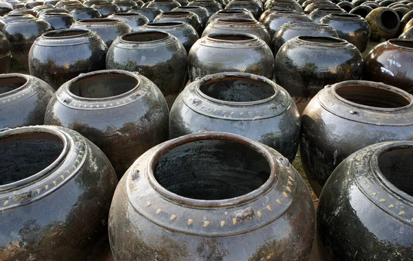 Большие глиняные горшки, стоящие рядами в Мьянме — стоковое фото
