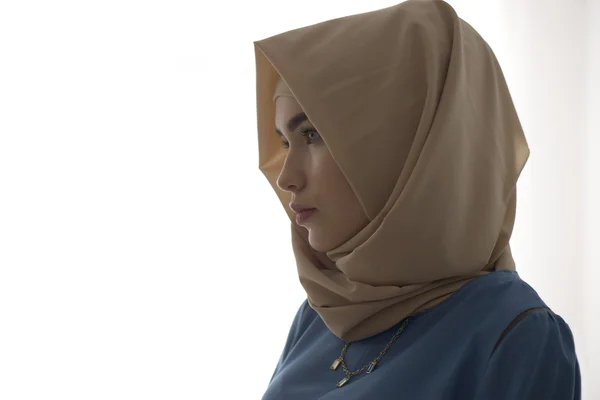 Studioporträt eines Mädchens in einem muslimischen Kleid auf weißem Hintergrund — Stockfoto
