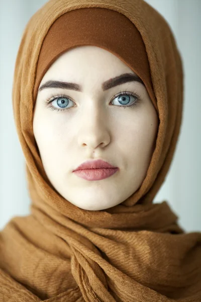 Studio portrait of a young girl from the eastern face of the traditional Muslim headdress — Stock Photo, Image