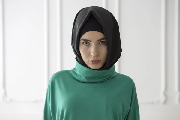 Potret studio seorang gadis dengan syal dan pakaian gaya Muslim, latar belakang klasik — Stok Foto