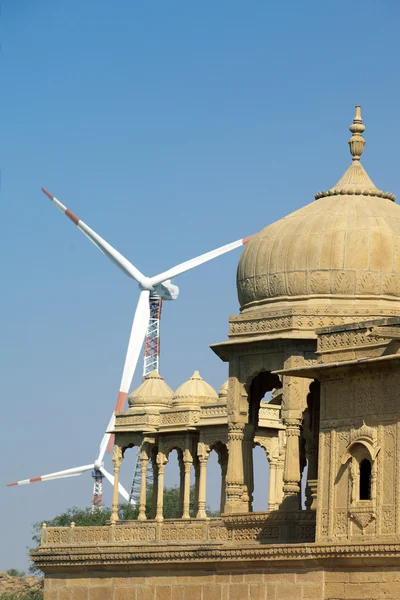 bir Hindu tapınağı Jaisalmer, Hindistan'da vurdu rüzgar türbini arka plan üzerinde parçası