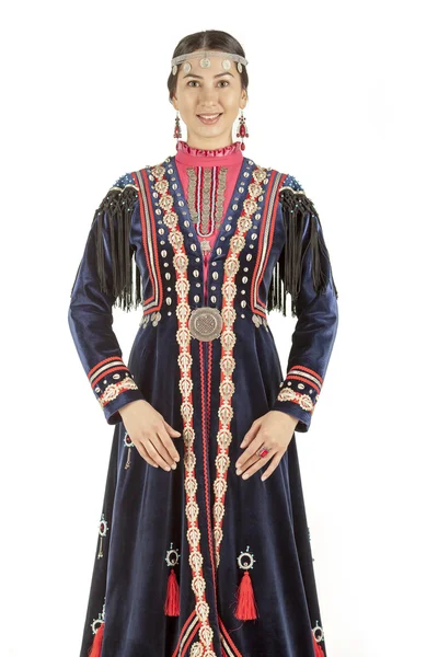 Estudio foto de la chica de tipo este en Bashkir traje nacional, una nación que vive en el territorio de Rusia — Foto de Stock