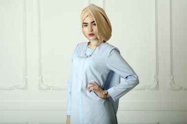 Modern Müslüman giysiler ve güzel headdress bir genç kadın Doğu türünde Studio fotoğraf