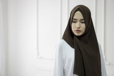 Beyaz bir arka plan üzerinde Doğu giysili Avrupa yüzü olan bir genç kız portresi stüdyo