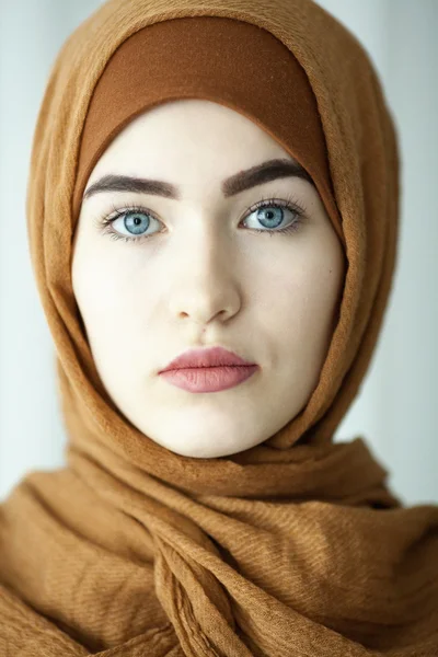 Studioporträt einer jungen Frau aus dem östlichen Gesicht der traditionellen muslimischen Kopfbedeckung — Stockfoto