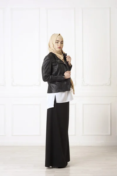 在现代穆斯林衣服和围巾经典的浅色背景上一个美丽的女人的照片 — 图库照片