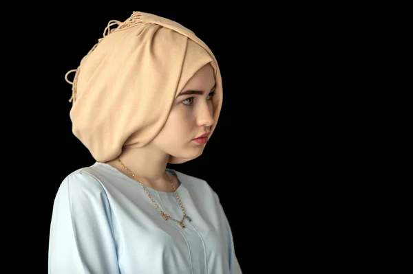 Photo of the girl  the European appearance in a beautiful headdress, turban — Stock Photo, Image